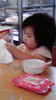 食べる前にはおてて拭くのよね.jpg
